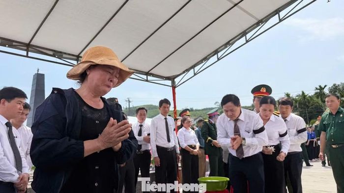 Sau hơn nửa thế kỷ, 17 người lính đã có một nơi an nghỉ trang nghiêm trên chính mảnh đất từng chứng kiến những ngày chiến đấu khốc liệt. Hành trình tìm kiếm và tri ân những người đã khuất tiếp tục được nối dài bằng ký ức, trách nhiệm và lòng biết ơn của thế hệ hôm nay.