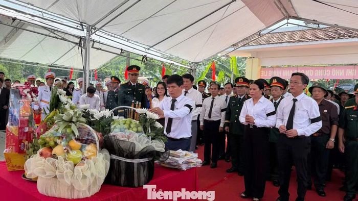 Trong không khí trang nghiêm, các đại biểu kính cẩn nghiêng mình trước anh linh anh hùng, liệt sĩ - những người đã hiến dâng tuổi thanh xuân, máu xương cho độc lập, tự do của Tổ quốc.