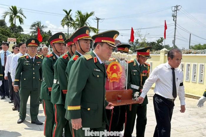 Lãnh đạo TP Đà Nẵng và Bộ Tư lệnh Quân khu V đưa hài cốt liệt sĩ đến nơi an táng.