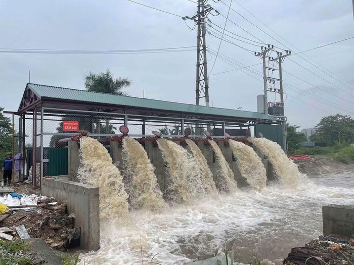 Trạm bơm dã chiến trên kênh tiêu 71 vận hành tiêu nước ra sông Hồng, hỗ trợ giảm ngập úng khu vực xã Hồng Vân. Ảnh: Nguyễn Huy
