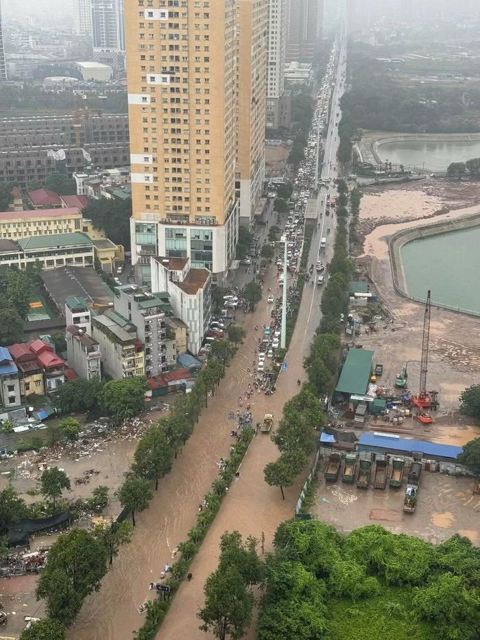 Nước ngập sâu trên tuyến Tố Hữu làm giao thông tê liệt cục bộ, hàng dài phương tiện nối đuôi nhau chôn chân trong giờ cao điểm.