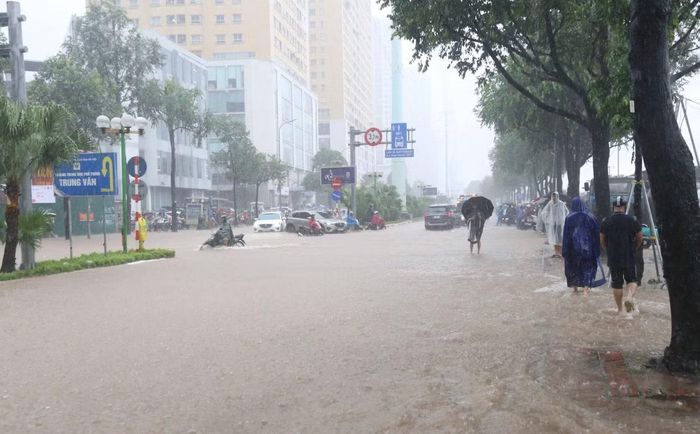 Nước ngập trên đường Tố Hữu sáng 17/9