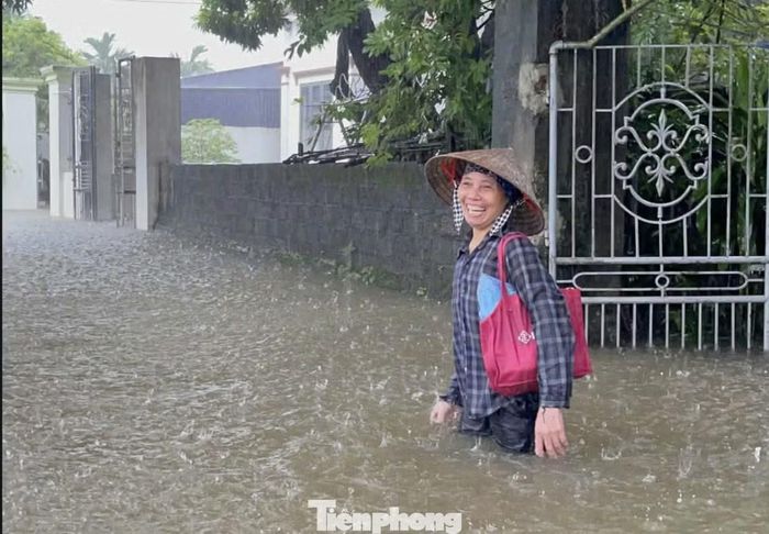 Ghi nhận của phóng viên ngày 17/9 tại xã Thanh Lâm (tỉnh Ninh Bình), nước sông Đáy dâng cao khiến một số khu dân cư bị ngập sâu. Lãnh đạo xã Thanh Lâm cho biết, từ sáng cùng ngày, các thôn Tri Xuyên, Nam Công và Bồng Lạng bị cô lập do nước dâng. Trong đó, Bồng Lạng là khu vực bị ngập sâu nhất.