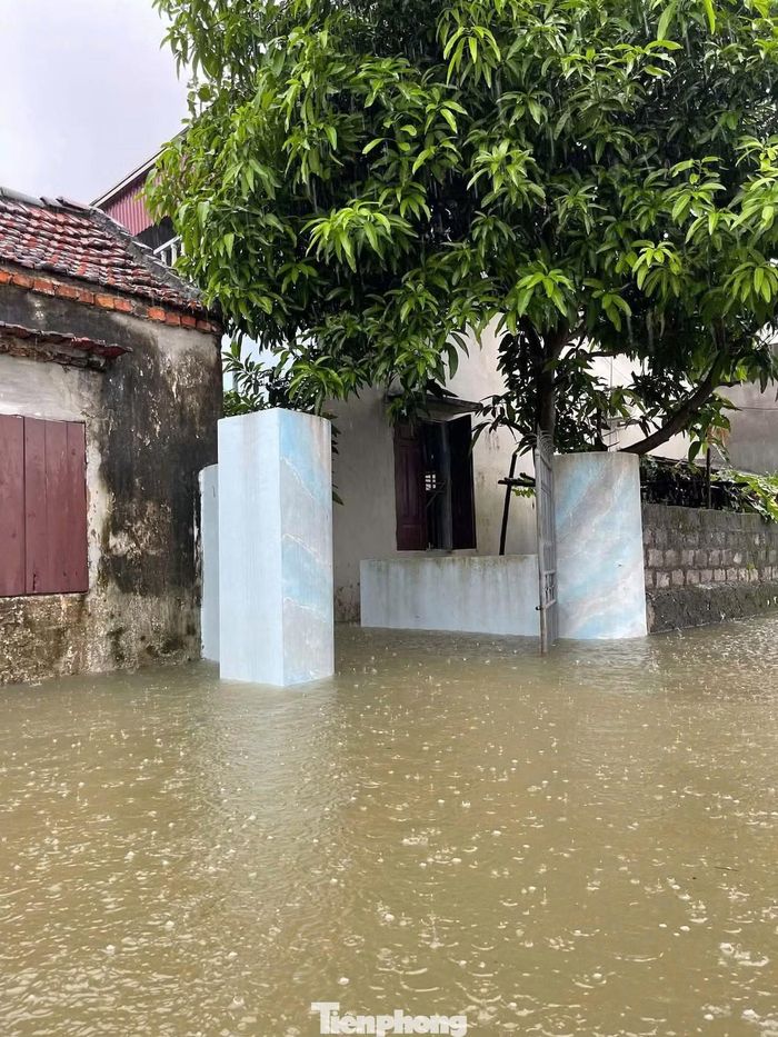 Hiện, địa phương chưa thống kê được cụ thể số hộ dân bị ảnh hưởng do ngập lụt. Các đoàn công tác của xã đang xuống những khu vực bị ngập để kiểm tra, rà soát tình hình và thống kê số hộ dân bị ảnh hưởng.