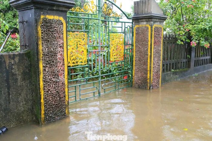 Tại xã Quỹ Nhất, mực nước sông dâng cao, có nơi thuộc vùng trũng thấp ngập từ 60 - 70 cm, ảnh hưởng nghiêm trọng đến giao thông và đời sống sinh hoạt của người dân. Tại các vùng nuôi trồng thủy sản, người dân chủ động huy động lực lượng quây lưới, gia cố bờ ao nhưng nhiều diện tích nuôi trồng vẫn bị ảnh hưởng và chịu thiệt hại.