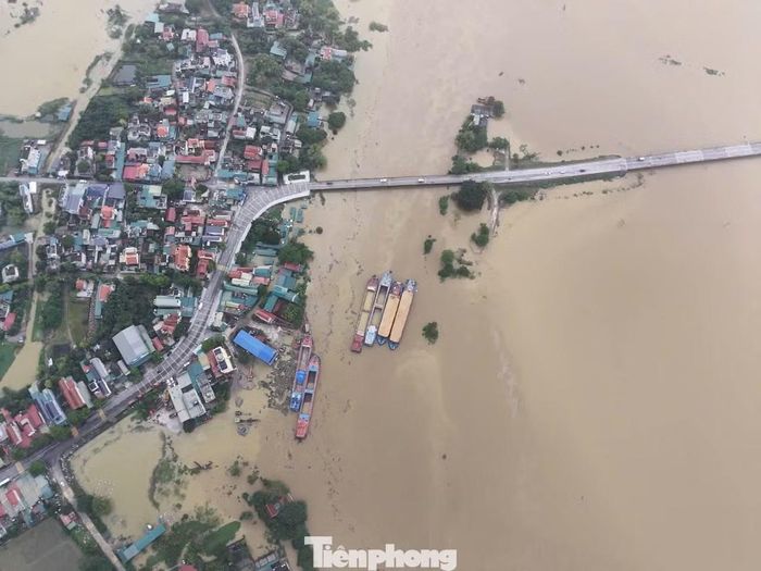 Ghi nhận tại thời điểm 7h ngày 17/9, mực nước sông Hoàng Long tại trạm Bến Đế đạt 4,4m, vượt Báo động 3 là 0,4m; tại trạm Gián Khẩu dâng lên 3,65m, áp sát Báo động 3 (chỉ còn kém 0,05m). Trên sông Đáy, trạm Phủ Lý ghi nhận mức 4,48m, vượt Báo động 3 tới 0,48m; trạm Ninh Bình dâng lên 3,2m, vượt Báo động 2 là 0,2m. Dự báo trong 6 đến 12 giờ tới, mực nước trên sông Hoàng Long sẽ dâng chậm, cả hai trạm Bến Đế và Gián Khẩu đều duy trì và vượt trên cấp Báo động 3. Mực nước sông Đáy tiếp tục lên nhanh, trạm Phủ Lý có khả năng đạt 4,7m (vượt Báo động 3 là 0,7m), còn trạm Ninh Bình tiến dần xấp xỉ mức Báo động 3 với dự báo đạt 3,45m. Trong 12 đến 24 giờ tới, mực nước trên sông Hoàng Long biến đổi chậm.