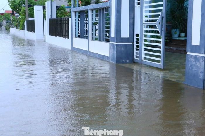 Tại Tổ dân phố Phù Đạm (thôn Lê Lợi cũ), nước đã ngập khoảng một nửa khu vực. Ở điểm đầu cầu Hồng Phú và cuối tổ dân phố, nước bắt đầu tràn vào nền nhà của một số hộ dân. Nhiều tuyến đường dân sinh giáp khu đô thị cũng đã ngập sâu, trong khi tại một số khu dân cư, nước bắt đầu tràn vào cuối các ngõ.