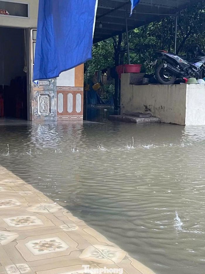 Theo Đài Khí tượng thủy văn tỉnh Ninh Bình, mực nước trên sông Hoàng Long sau khi xuống chậm đã có xu hướng dâng trở lại, trong khi dòng sông Đáy tiếp tục gia tăng lưu lượng.