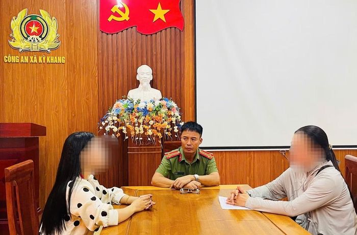 Tại cơ quan công an, chị T.T.T.H. (ngoài cùng bên phải) thừa nhận hành vi vi phạm