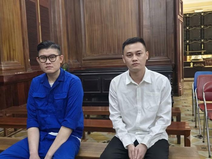Phan Công Khanh (từ phải sang) và Mohamach Da Pha tại phiên tòa sáng 17/9.