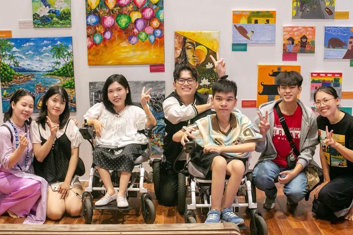 Uyên Nhi tham gia vận hành, kết nối phòng tranh của học sinh trường chuyên biệt Thanh Tâm. Ảnh: NVCC