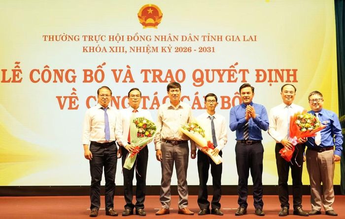 Lãnh đạo Tỉnh Đoàn chúc mừng anh Đỗ Đức Thanh (thứ 2 bên phải).