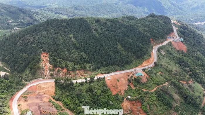 Một đoàn trên quốc lộ 28B nhìn từ trên cao.