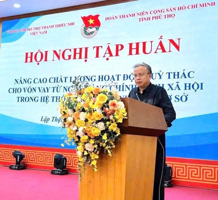 Đồng chí Lê Ngọc Khánh – Phó Giám đốc Thường trực Trung tâm Hỗ trợ Thanh thiếu nhi Việt Nam phát biểu trong buổi tập huấn tại xã Lập Thạch, tỉnh Phú Thọ