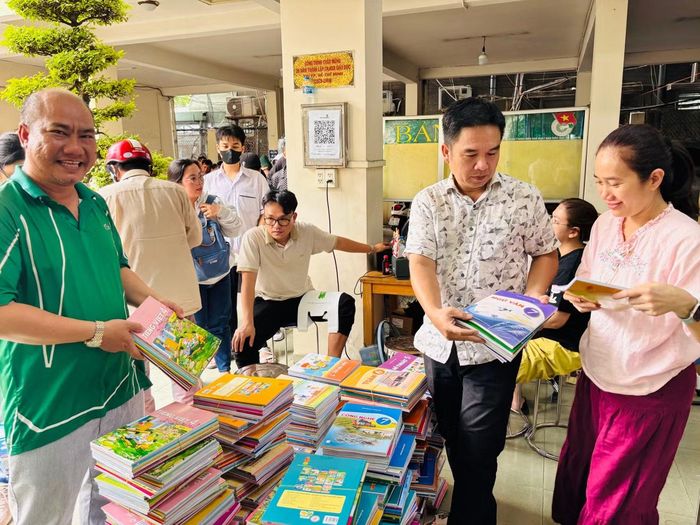 Nhiều phụ huynh vui mừng vì cầm được sách trên tay.