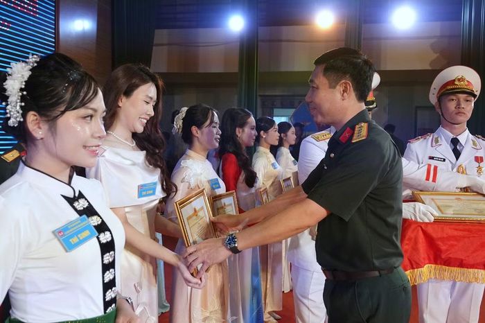 Trao thưởng các cá nhân tiêu biểu tại hội thi.