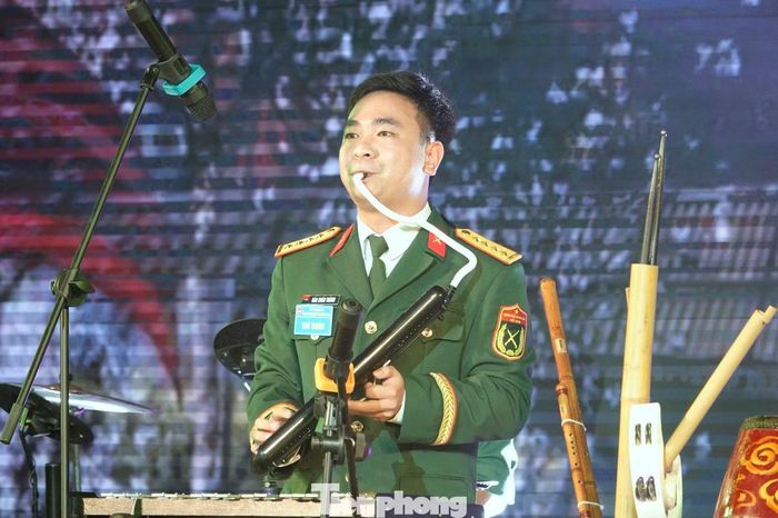 Đại úy Đào Xuân Thành - Bí thư Chi đoàn cơ sở Khoa giáo viên (Trường Sĩ quan Chính trị) trình diễn năng khiếu chơi nhạc cụ tại lễ bế mạc.