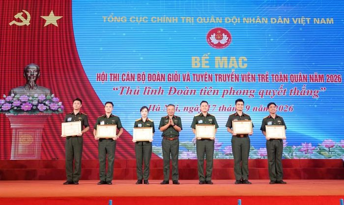 Thượng tướng Lê Quang Minh - Phó Chủ nhiệm Tổng cục Chính trị QĐND Việt Nam, trao thưởng 6 cán bộ Đoàn đoạt giải Nhất. Ảnh: Nguyễn Minh