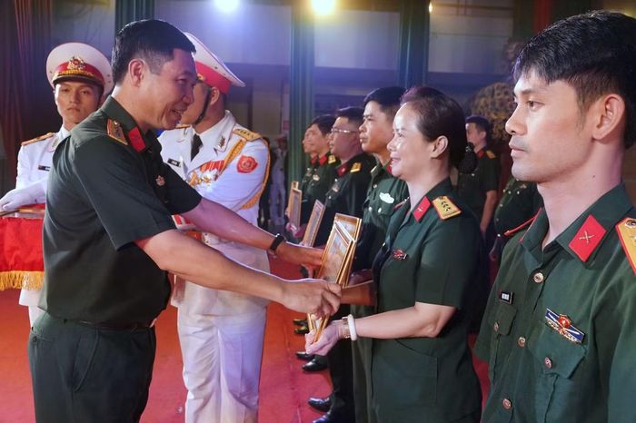 Ban tổ chức trao Bằng khen tặng các đội có phần thi tuyên truyền viên trẻ xuất sắc.
