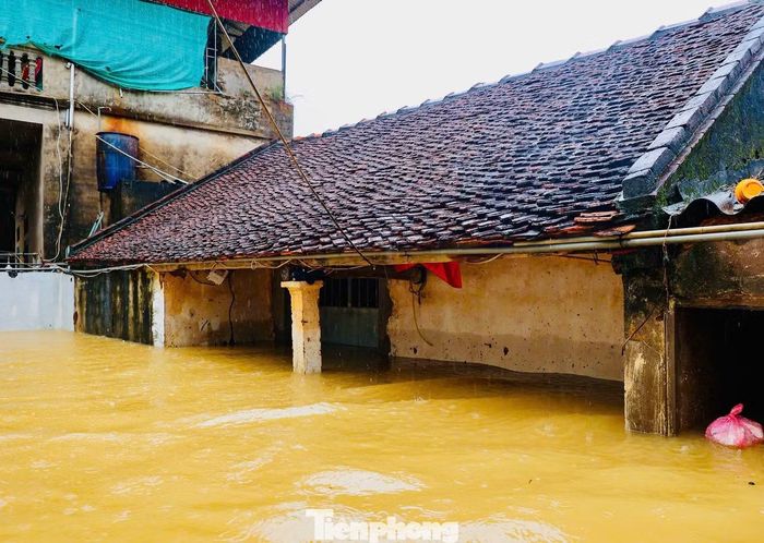 Ba ngày bị nước bủa vây, sinh hoạt của các gia đình bị xáo trộn.