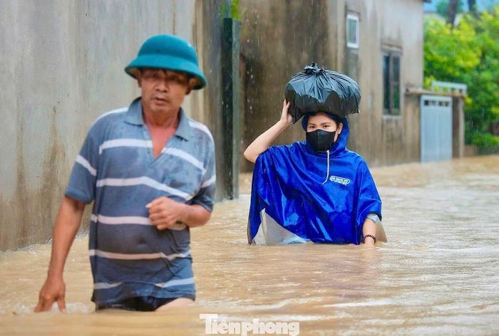 Tại thôn Đồng Dâu, nước tràn lên và dâng cao tại nhiều tuyến đường trong khu dân cư.