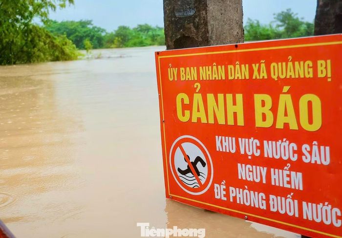 Ngày 17/9, mực nước sông Bùi dâng cao, làm đảo lộn sinh hoạt của người dân tại các xã Xuân Mai, Phú Nghĩa, Trần Phú, Quảng Bị, Hòa Phú và Phúc Sơn, Hà Nội.