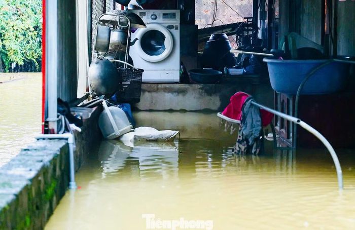 Các hộ dân chủ động kê cao đồ đạc, đưa vật dụng lên những vị trí cao hơn để hạn chế thiệt hại.