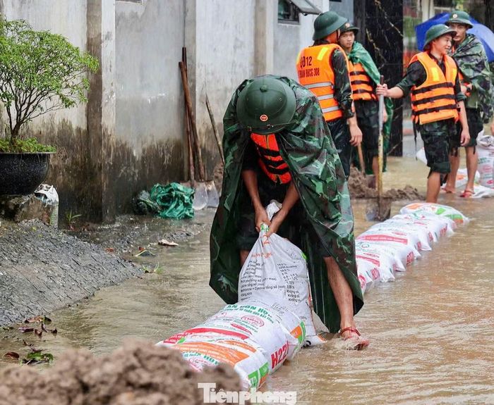 Ngày 17/9, Ban Chỉ huy Phòng thủ dân sự thành phố Hà Nội đã phát lệnh báo động lũ trên các sông Tích, Đáy và Nhuệ. Trước đó, sông Bùi đã được đặt ở mức báo động III.