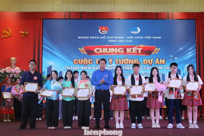 Anh Hoàng Mạnh Linh - Phó Bí thư Tỉnh Đoàn trao giải nhì cho tác giả các dự án.