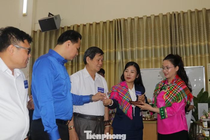 Các đại biểu tham quan sản phẩm của các dự án.
