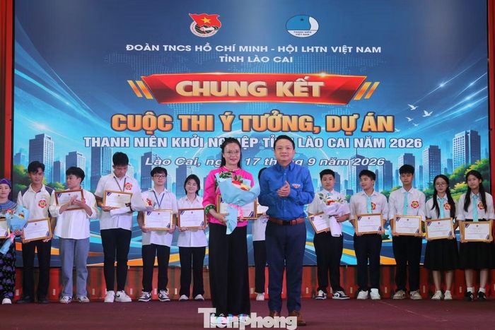 Anh Triệu Trí Lộc - Phó Bí thư Tỉnh Đoàn trao giải nhất cuộc thi cho dự án của đoàn viên Đặng Thị Kim Oanh.