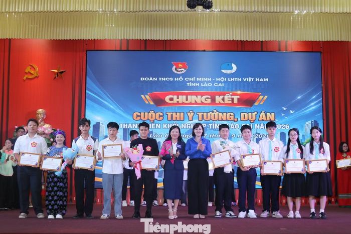 Chị Dương Thị Vui - Phó Bí thư Tỉnh Đoàn trao Giải ba cho tác giả, nhóm tác giả.