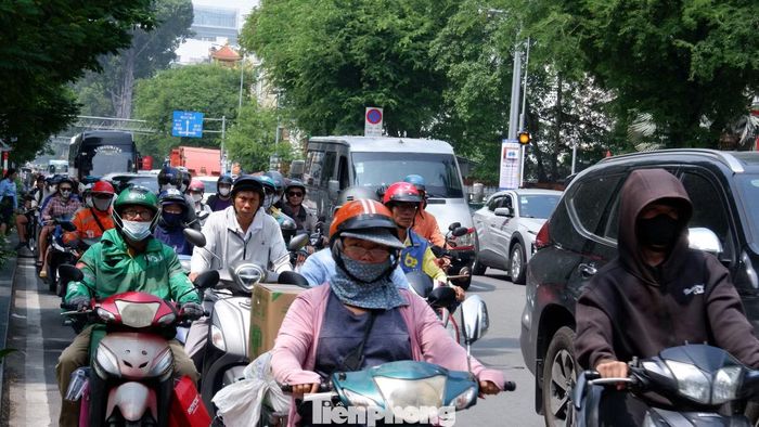 Theo phương án được Sở Xây dựng TPHCM thống nhất để tổ chức thi công nhà ga ST2 (ga Tao Đàn), đoạn đường Nguyễn Thị Minh Khai từ Cao Thắng đến Huyền Trân Công Chúa sẽ tổ chức lưu thông một chiều đối với các loại xe theo hướng từ Cao Thắng đến Huyền Trân Công Chúa.