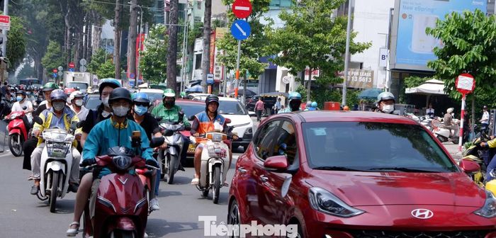  Đoạn đường Nguyễn Thị Minh Khai được tổ chức lưu thông một chiều là trục giao thông chính ở khu vực trung tâm TPHCM. Hằng ngày, lượng phương tiện qua tuyến đường này rất lớn. Vào giờ cao điểm, dòng xe thường di chuyển chậm, xảy ra ùn ứ tại khu vực trước Bệnh viện Từ Dũ, nút giao Cách Mạng Tháng Tám và nút giao Trương Định. 