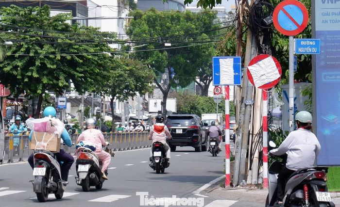 Biển báo mới được lắp đặt tại điểm giao giữa đường Cách Mạng Tháng Tám - Nguyễn Du.