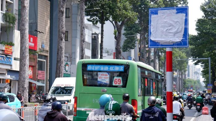 Biển báo chỉ dẫn hướng di chuyển trên đường Nguyễn Thị Minh Khai (hướng từ Cao Thắng đi Huyền Trân Công Chúa) đã được lắp đặt.