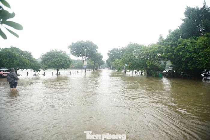 Đến cuối ngày 17/9, mưa đã ngớt nhưng nước vẫn chưa rút hết tại một số khu vực, tiếp tục ảnh hưởng đến việc đi lại và sinh hoạt của người dân.