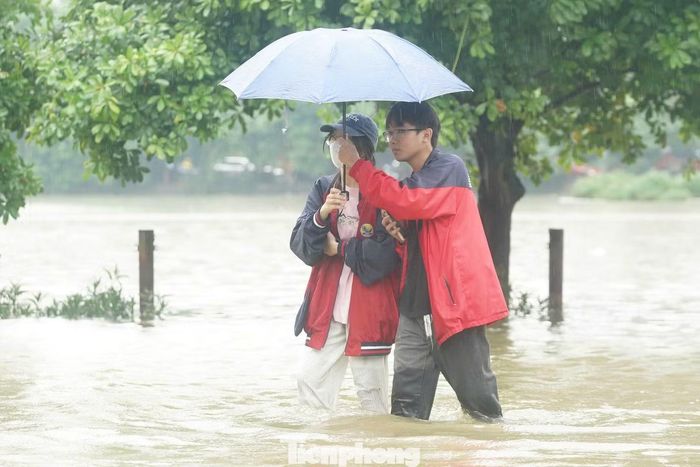 Tại khu vực hồ Than Thở, nước cũng dâng cao sau nhiều giờ mưa lớn, tràn lên đường và khu vực xung quanh.