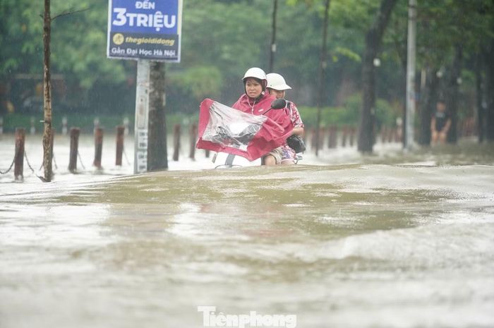 Nước hồ dâng sát mặt đường, nhiều vị trí gần như không còn phân biệt được ranh giới giữa lòng hồ và đường giao thông.