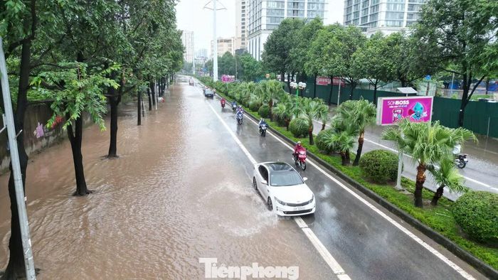 Trong ngày 17/9, đường Tố Hữu cũng xuất hiện nhiều điểm ngập dù nằm sát hồ điều hòa Đồng Bông 2 - công trình được kỳ vọng tăng khả năng tiêu thoát nước cho khu vực.
