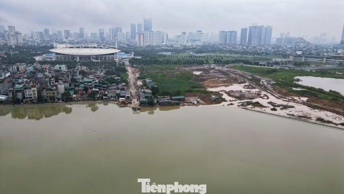 Sau đợt mưa lớn, mực nước tại nhiều hồ, cống và mương dẫn duy trì ở mức cao, tạo áp lực lên hệ thống tiêu thoát nước của thành phố.
