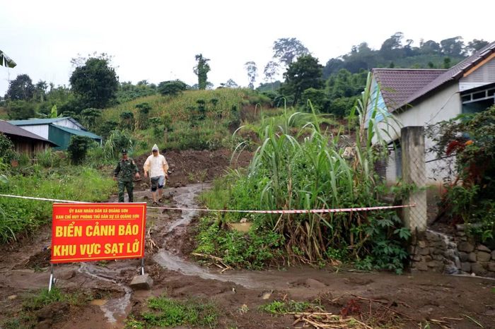 Lực lượng chức năng căng dây, cắm biển cảnh báo tại khu vực nguy hiểm.