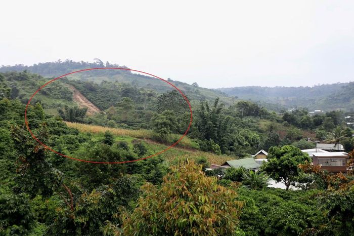 Vết nứt kéo dài hàng trăm mét dọc sườn đồi và khu dân cư.