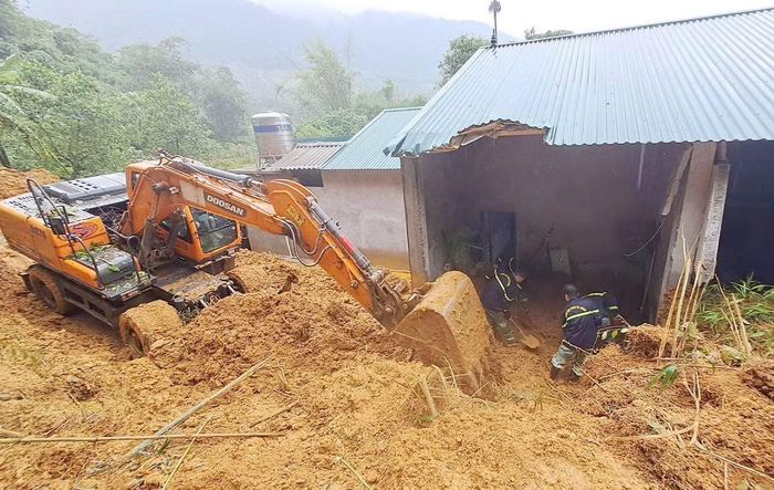 Lực lượng chức năng tìm kiếm nạn nhân.