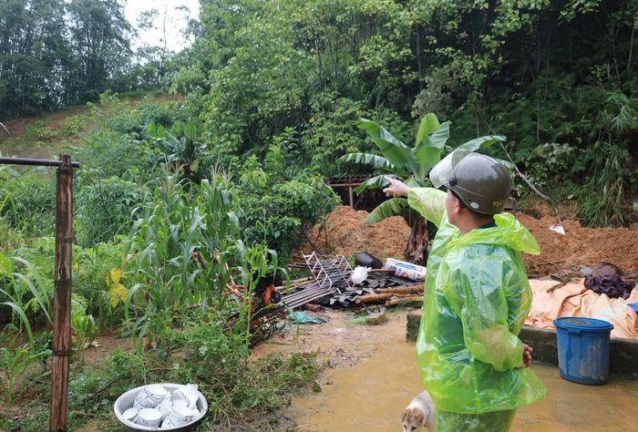 Nhiều vị trí trong vườn nhà ông Dong từng bị sạt lở đất.