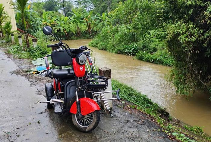 Xe máy của nạn nhân bên bờ suối.