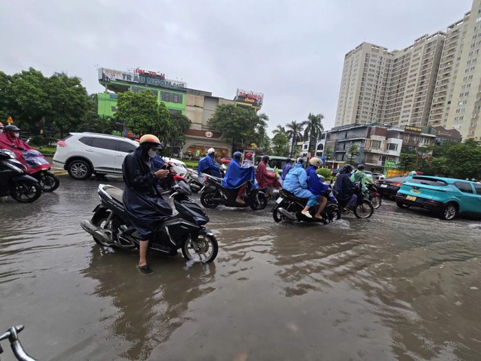 Tình trạng này cũng ảnh hưởng trực tiếp đến việc đưa con em đi học. Nhiều phụ huynh dù gặp khó khăn trong di chuyển vẫn cố gắng đưa con đến trường từ sáng sớm. Tuy nhiên, trước diễn biến ngập úng tại nhiều tuyến đường, một số trường học đã chủ động thông báo cho học sinh nghỉ học để bảo đảm an toàn.