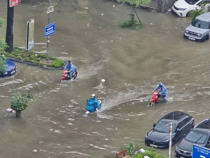 Trong sáng 17/9, người dân được khuyến cáo chủ động theo dõi tình hình ngập úng, lựa chọn lộ trình phù hợp và hạn chế đi qua các khu vực nước ngập sâu. Với phụ huynh có con nhỏ, việc bảo đảm an toàn trong quá trình đưa đón học sinh cũng được đặt lên hàng đầu trong điều kiện nhiều tuyến đường vẫn còn ngập.