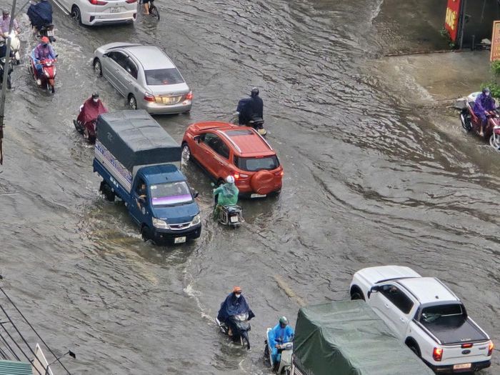 Việc nhiều trường học phải chủ động cho học sinh nghỉ cho thấy tác động của ngập úng không chỉ dừng lại ở giao thông mà đã ảnh hưởng trực tiếp đến sinh hoạt, học tập và công việc của người dân. Đặc biệt tại các khu vực ngoại thành đang đô thị hóa nhanh, nơi hệ thống giao thông và thoát nước chịu áp lực lớn, những trận mưa lớn có thể nhanh chóng gây ngập kéo dài.