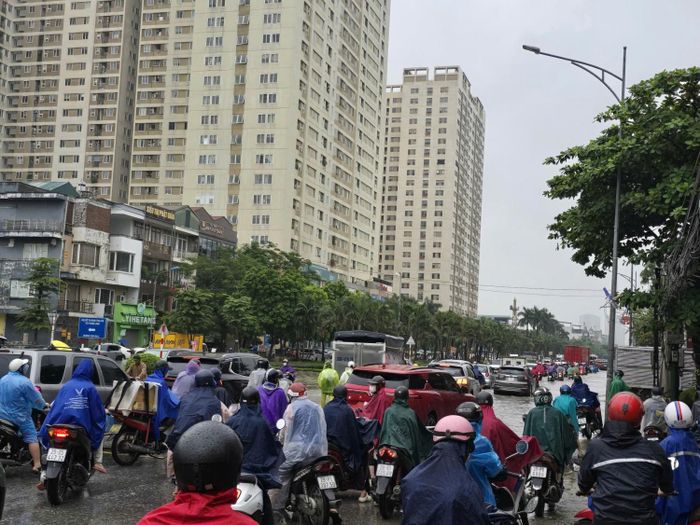 Tại Trường Tiểu học Vạn Xuân, xã Hoài Đức, nhà trường đã thông báo từ sáng sớm về việc cho học sinh nghỉ học. Việc chủ động điều chỉnh lịch học được thực hiện trong bối cảnh nhiều tuyến đường dẫn đến trường xuất hiện các điểm ngập sâu, gây khó khăn và tiềm ẩn nguy cơ mất an toàn cho học sinh, phụ huynh và giáo viên.